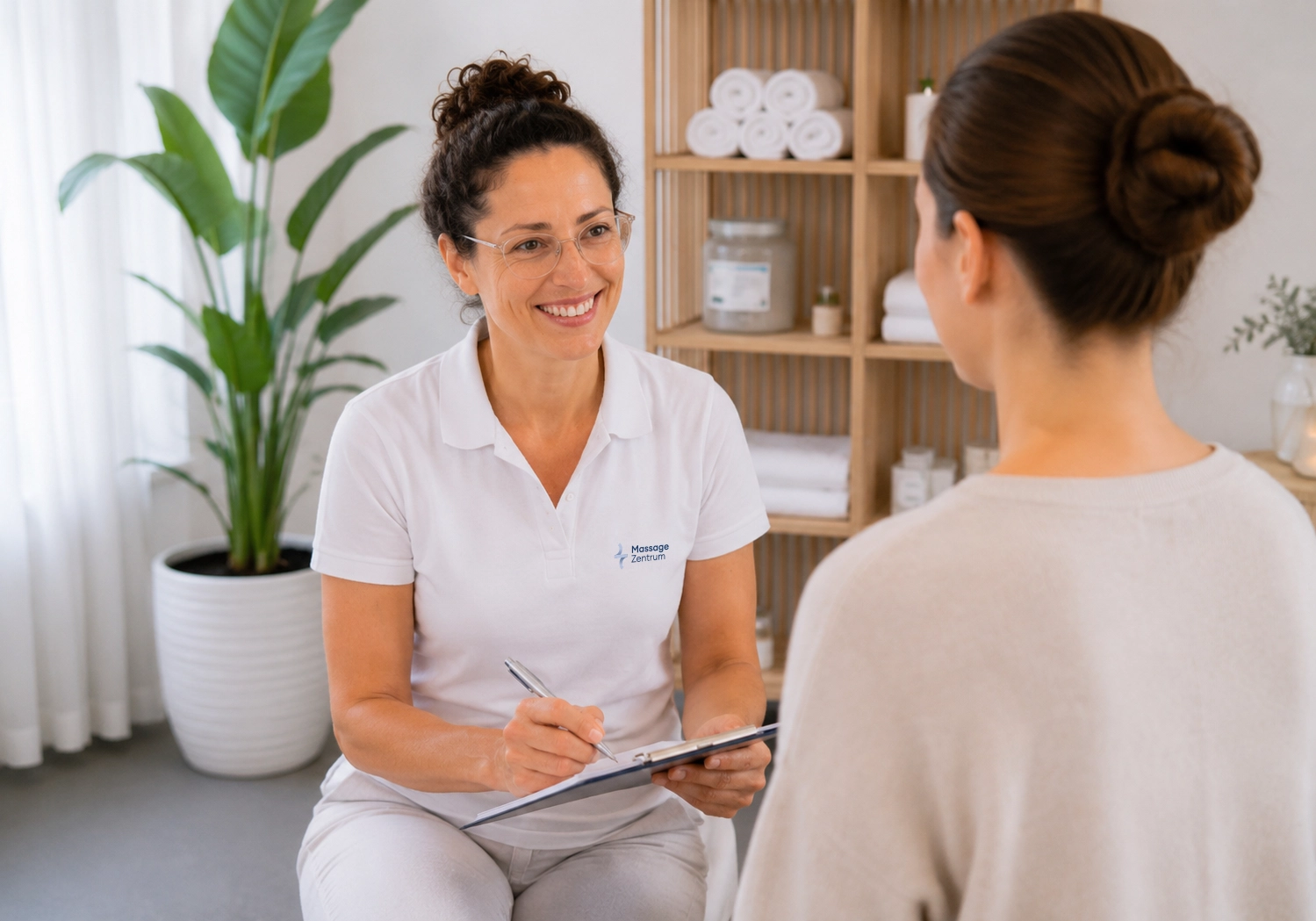 Massagebehandlung durch einen medizinischen Masseur im Massage Zentrum Schwyz